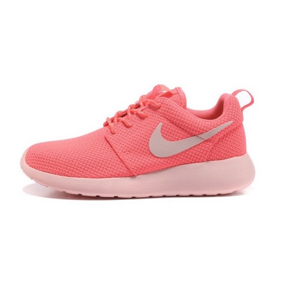 salmon colored nike shoes